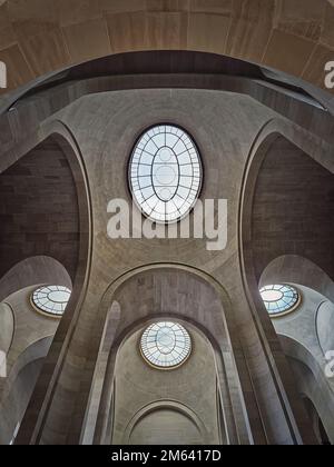 Architektonische Details an der Decke mit hohen Bögen und runden Fenstern im Louvre, Paris, Frankreich Stockfoto