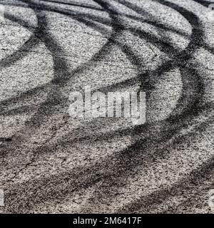 Schwarze Spuren auf dem Asphalt auf eine Drift Auto. Stockfoto