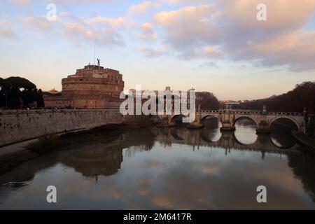 Rom, Italien - 1. Januar 2023: Blick auf Castel Sant'Angelo und den Tiber Stockfoto