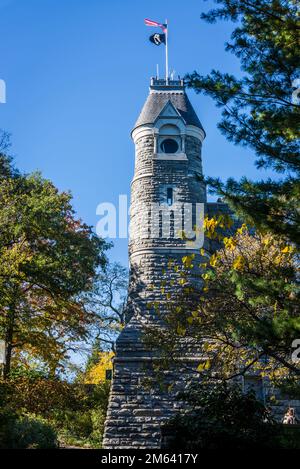 Belvedere Castle, eine Torheit im Central Park in Manhattan, mit Ausstellungsräumen, Aussichtsplattform und offizieller Wetterstation im Central Park Stockfoto
