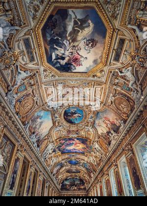 Die Galerie d'Apollon ein großer und berühmter Raum des Louvre-Museums. Die Apollon-Galerie ist eine goldverzierte Halle mit Zodiakschildern, Ornamenten und Wandgemälden Stockfoto