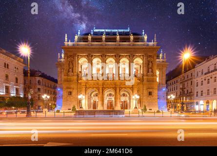 Die Ungarische Königliche Staatsoper in Budapest, Ungarn bei Nacht, gilt als eines der Meisterwerke des Architekten und das schönste in Europa. Stockfoto