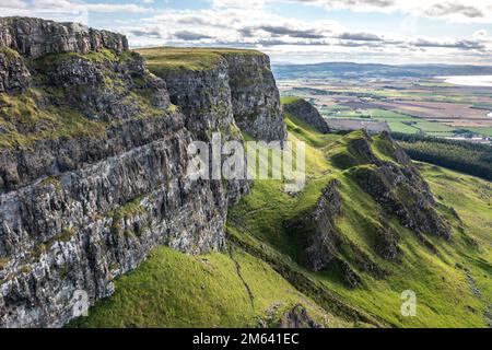 Der wunderschöne Berg Binevenagh in der Nähe von Limavady in Nordirland, Großbritannien. Stockfoto