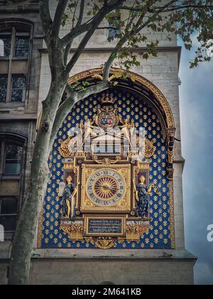 Die Conciergerie Clock, der Uhrturm (Tour de l'Horloge). Die älteste öffentliche Uhr von Paris als verbleibender Teil des Palais de la Cite Stockfoto