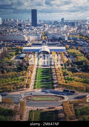 Blick auf die Pariser Stadt von der Höhe des Eiffelturms, vertikaler Hintergrund. Montparnasse-Turm und Invalidendom am Horizont, Frankreich Stockfoto