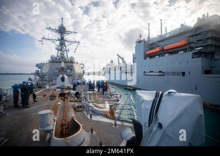 220330-N-KW492-1001 MARINESTÜTZPUNKT GUAM (30. März 2022) die Arleigh-Burke-Klasse-Guided-Missile Destroyer USS Milius (DDG 69) kommt zusammen mit dem Trockenfracht- und Munitionsschiff USNS Cesar Chavez (T-AKE 14) für eine Weiterentwicklung des Kampfhandhabens. Milius ist der Destroyer Squadron (DESRON) 15, der größten nach vorn stationierten DESRON der Navy, und der wichtigsten Kampftruppe der US-7.-Flotte zugewiesen und unterstützt derzeit ein freies und offenes Indo-Pacific. Stockfoto