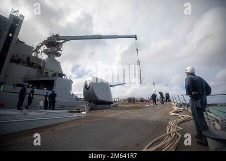 220330-N-KW492-1081 MARINESTÜTZPUNKT GUAM (30. März 2022) Ein Kran auf dem Trockenfracht- und Munitionsschiff USNS Cesar Chavez (T-AKE 14) Transportiert während einer Weiterentwicklung des Kampfhandhabens einen inerten Kanister an den Arleigh-Burke-Klasse-Guided-Missile Destroyer USS Milius (DDG 69). Milius ist der Destroyer Squadron (DESRON) 15, der größten nach vorn stationierten DESRON der Navy, und der wichtigsten Kampftruppe der US-7.-Flotte zugewiesen und unterstützt derzeit ein freies und offenes Indo-Pacific. Stockfoto