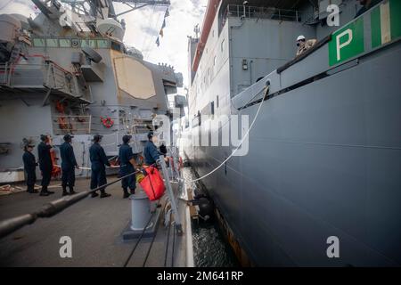 220330-N-KW492-1021 MARINESTÜTZPUNKT GUAM (30. März 2022) die Arleigh-Burke-Klasse-Guided-Missile Destroyer USS Milius (DDG 69) legt neben dem Trockenfracht- und Munitionsschiff USNS Cesar Chavez (T-AKE 14) an, um die Entwicklung des Kampfhandhabens voranzutreiben. Milius ist der Destroyer Squadron (DESRON) 15, der größten nach vorn stationierten DESRON der Navy, und der wichtigsten Kampftruppe der US-7.-Flotte zugewiesen und unterstützt derzeit ein freies und offenes Indo-Pacific. Stockfoto