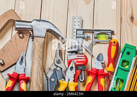 Bauwerkzeuge auf Holzbrettern, Nahaufnahme Stockfoto