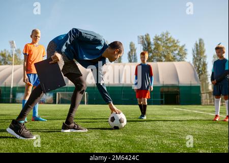 Professionelles Training für die Junior-Fußballmannschaft im Schulstadion Stockfoto