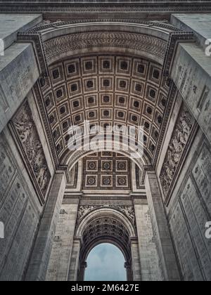 Blick unter den Triumphbogen (Arc de triomphe) in Paris, Frankreich. Architektonische Details des berühmten historischen Wahrzeichens Stockfoto