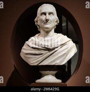Antike Anonymus-Skulptur in den italienischen Galerien auf der Piazza della Scala Mailand, Italien Stockfoto