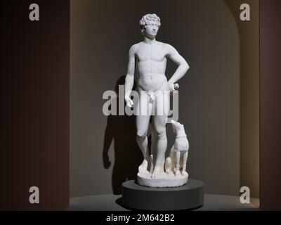 Antike Anonymus-Skulptur in den italienischen Galerien auf der Piazza della Scala Mailand, Italien Stockfoto