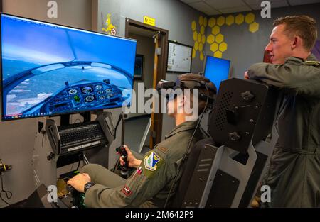 Piloten des 85. Flying Training Wing Bee Flight verwenden einen Virtual-Reality-Flugsimulator, um Manöver im Klassenzimmer am 30. März 2021 am Luftwaffenstützpunkt Laughlin, Texas, durchzuführen. Simulatoren in den Klassenzimmern helfen Piloten, an bestimmten Teilen ihrer Ausbildung zu arbeiten, um sich zu verbessern. Stockfoto