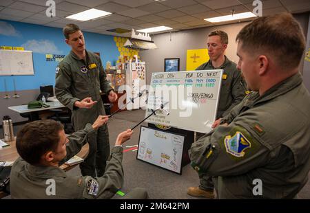 Am 30 2021. März simulieren die Schüler des 85. Flying Training Squadron Bee Flight am Luftwaffenstützpunkt Laughlin, Texas, mit Modellflugzeugen Manöver im Klassenzimmer. Die Modellflugzeuge helfen Flugschülern, eine 3.-Personen-Ansicht zu erhalten und eine Vorstellung davon zu bekommen, wie die Flugzeuge funktionieren werden. Stockfoto