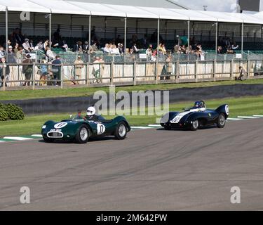 Ein 1954 LECO-MG Sport führt einen 1955 Lotus Climax Mk9 beim Goodwood Revival 2022 an Stockfoto