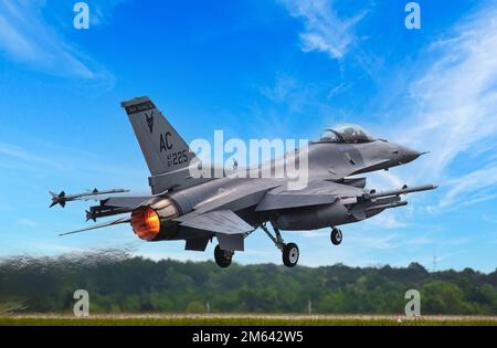 F-16C kämpft gegen Falcon. Digitale Verbesserung durch ein öffentlich zugängliches Bild. Stockfoto