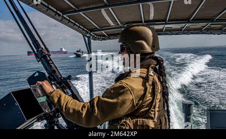 220330-N-NT795-315 SEAL BEACH, KALB. (30. März 2022) Electronics Technician 2. Class Joseline Gomez-Lopez, ein taktischer Handwerksingenieur, der dem Maritime Expeditionary Security Squadron (MSRON) 11 zugeteilt wurde, mans ein Maschinengewehr Kaliber .50 an Bord eines 34-Fuß Sea Ark Patrouillenboots während einer Fahrt vor der Küste von Long Beach, Kalifornien, Im Rahmen des Fortgeschrittenenkurses der Maritime Expeditionary Security Force (MESF) Boat University. MESF ist ein Kernkapital der Marine, das die Sicherheit von Häfen und Häfen, die Sicherheit von wertvollen Vermögenswerten und die Gefahrenabwehr im Seeverkehr auf den Küsten- und Binnenwasserstraßen gewährleistet. Stockfoto