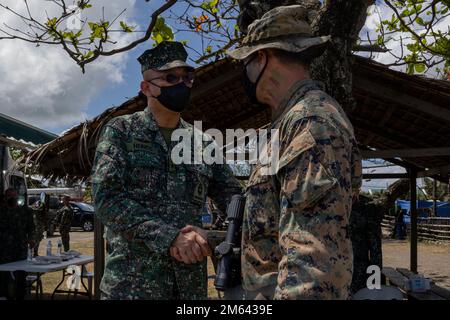 Befehlshaber des philippinischen Marinekorps, Major General Nestor Herico begrüßt Hauptmann Ronald Lienhardt, ein Befehlshaber des 1. Bataillons, 3D. Marineregiment, 3D. Marine Division, vor der Beobachtung einer bilateralen Strandverteidigungsübung während Balikatan 22 in Appari Beach, Cagayan, Philippinen, März 31, 2022. Balikatan ist eine jährliche Übung zwischen den Streitkräften der Philippinen und dem US-Militär, die darauf abzielt, die bilaterale Interoperabilität, Fähigkeiten, Vertrauen und Zusammenarbeit zu stärken, und die über Jahrzehnte gemeinsamer Erfahrungen aufgebaut wurde. Balikatan, Tagalog für „Schulter-zu-Schulter“, ist ein langjähriger BI Stockfoto