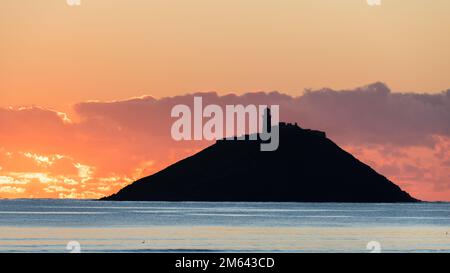 Ballycotton, Cork, Irland. 02. Januar 2023. Sonnenaufgang über der Insel und dem Leuchtturm in BallyCotton Bay, Co Cork, Irland. David Creedon/Alamy Live News Stockfoto