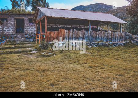 Hütte in einem tropischen Garten in den Bergen. Stockfoto