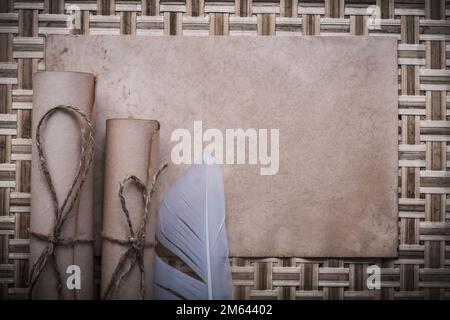 Horizontale Ansicht von klassischem, leerem Blatt mit Schnur. Stockfoto