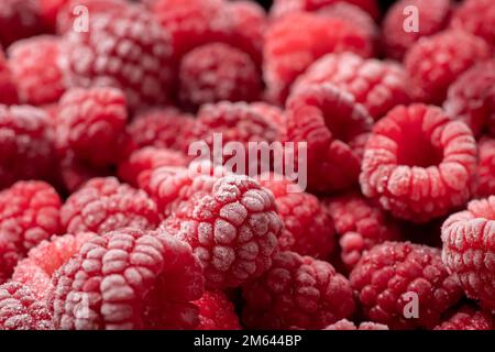 Gefrorene Himbeeren, bedeckt mit Heiserfrost. Nahaufnahme. Stockfoto