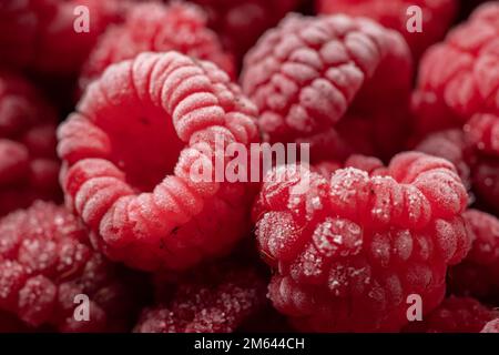 Gefrorene Himbeeren, bedeckt mit Heiserfrost. Nahaufnahme. Stockfoto