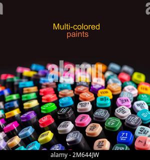 Mehrfarbige Marker mit einer signierten Farbnummer auf der Kappe. Stockfoto