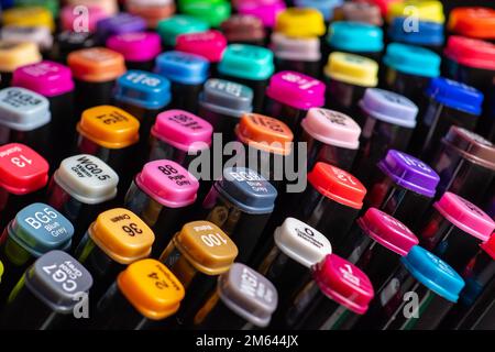 Mehrfarbige Marker mit einer signierten Farbnummer auf der Kappe. Stockfoto