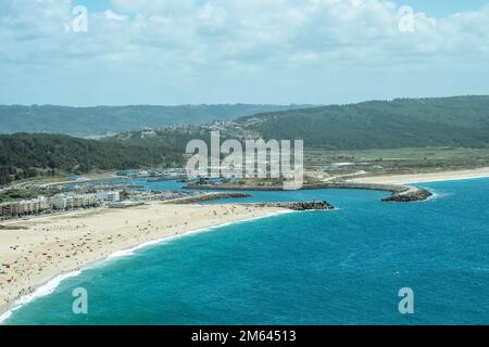 Nazare, Portugal - 16. August 2022: Blick aus der Vogelperspektive auf Praia de Nazare, Nazare Beach und die Stadt Nazare im Stadtteil Leiria von Portugal. Stockfoto