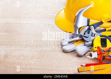 Organisierter Kopierraum mit Bauwerkzeugen Stockfoto