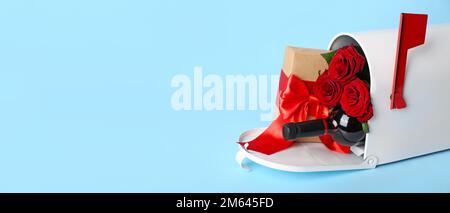 Briefkasten mit Geschenk, Flasche Wein und Rosen auf blauem Hintergrund mit Platz für Text. Valentinstag-Feier Stockfoto