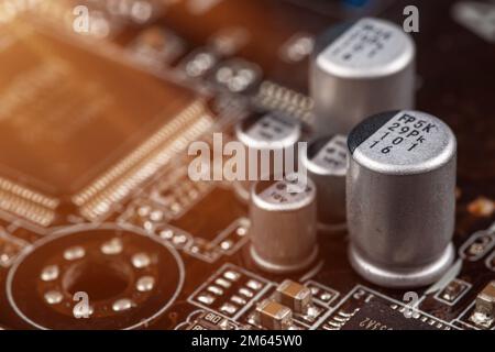 Subsystem, vertikal und horizontal auf einer Leiterplatte mit anwendungsspezifischen integrierten Schaltungen, Chipkondensatoren, Elektrolyt montiert Stockfoto