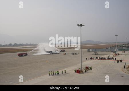 Pokhara, Nepal. 1. Januar 2023. Ein Flug von Buddha Air wird mit einer Wasserkanone salutiert, wenn er am Pokhara International Airport in Pokhara, Nepal, am 1. Januar 2023 landet. Als der Internationale Flughafen von Pokhara, ein nationales PRIDE-Projekt Nepals, am Sonntag eröffnet wurde, legte der nepalesische Premierminister Pushpa Kamal Dahal den Schwerpunkt auf seinen Beitrag zur nationalen und regionalen Entwicklung. Kredit: Hari Maharjan/Xinhua/Alamy Live News Stockfoto