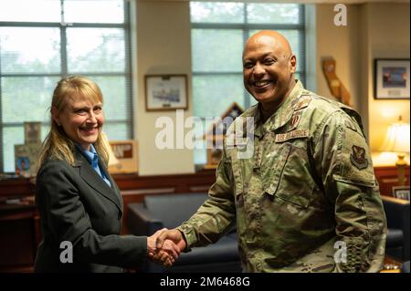 Elizabeth Durham-Ruiz, Leiterin des Kommandos, Steuerung, Kommunikation und Computersysteme des strategischen Kommandos der Vereinigten Staaten, und General Anthony Cotton, Befehlshaber des globalen Streikkommandos der Air Force, schütteln vor einem Büroanruf am Luftwaffenstützpunkt Barksdale, Louisiana, 30. März 2022 die Hand. Durham-Ruiz ist verantwortlich für die Bereitstellung und Gewährleistung global integrierter Befehls-, Kontroll-, Kommunikations- und Computerfunktionen für die USA DURCHFÜHRUNG VON STRATCOM zur Unterstützung von Vollspektrumsoperationen für globale Angriffe, nukleare Abschreckung, Raketenabwehr und Cyberspace-Operationen. Stockfoto