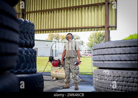 Georgia Air National Guardsman Master Sgt. Jerome Miller, Fahrzeugwartungstechniker, 165. Vehicle Maintenance, posiert für ein Foto, bevor er eine regelmäßige Wartungsinspektion an einem Feuerwehrauto durchführt, der am 30. März 2022 der 165. Airlift Wing Fire Department in Savannah, Georgia, angehört. Miller ist seit 15 Jahren bei der Georgia Air National Guard. Er verbrachte 12 Jahre in der Werkstatt für Flugzeugmotoren und wechselte zur Fahrzeugwartung, um seine Fähigkeiten auf andere Arten von Ausrüstung auszuweiten. Beide Eltern von Miller waren bei der Armee und er sagte, die Air Nationalgarde sei mehr AP Stockfoto