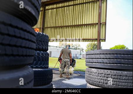 Georgia Air National Guardsman Master Sgt. Jerome Miller, Fahrzeugwartungstechniker, 165. Vehicle Maintenance, 165. Airlift Wing, bereitet sich auf die Durchführung einer regelmäßigen Wartungsinspektion an einem Fahrzeug am 30. März 2022 in Savannah, Georgia, vor. Miller ist seit 15 Jahren bei der Georgia Air National Guard. Er verbrachte 12 Jahre in der Werkstatt für Flugzeugmotoren und wechselte zur Fahrzeugwartung, um seine Fähigkeiten auf andere Arten von Ausrüstung auszuweiten. Stockfoto