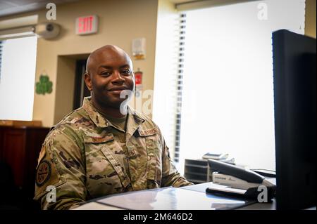 Georgia Air National Guardsman Tech. Sergeant Britt Dodd, Experte für Flottenmanagement und -Analyse am 165. Airlift Wing, posiert am 30. März 2022 in Savannah, Georgia, für ein Foto. Dodd führt die administrativen Aufgaben aus, die in 165. Vehicle Maintenance erforderlich sind. Dazu gehören das Schließen von Arbeitsaufträgen und die Nachverfolgung von Rechnungen für Teilebestellungen. Stockfoto