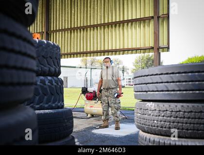 Georgia Air National Guardsman Master Sgt. Jerome Miller, Fahrzeugwartungstechniker, 165. Vehicle Maintenance, posiert für ein Foto, bevor er eine regelmäßige Wartungsinspektion an einem Feuerwehrauto durchführt, der am 30. März 2022 der 165. Airlift Wing Fire Department in Savannah, Georgia, angehört. Miller ist seit 15 Jahren bei der Georgia Air National Guard. Er verbrachte 12 Jahre in der Werkstatt für Flugzeugmotoren und wechselte zur Fahrzeugwartung, um seine Fähigkeiten auf andere Arten von Ausrüstung auszuweiten. Beide Eltern von Miller waren bei der Armee und er sagte, die Air Nationalgarde sei mehr AP Stockfoto