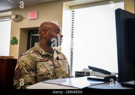 Georgia Air National Guardsman Tech. Sgt. Britt Dodd, Experte für Flottenmanagement und -Analyse am 165. Airlift Wing, erledigt die in 165. Vehicle Maintenance erforderlichen Verwaltungsaufgaben, einschließlich des Abschlusses von Arbeitsaufträgen und der Nachverfolgung von Ersatzteilrechnungen am 30. März 2022 in Savannah, Georgia. Stockfoto