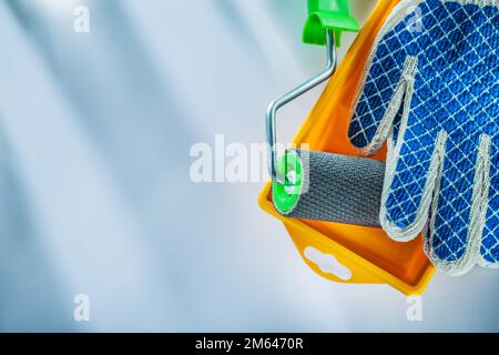 Sicherheitshandschuhe Farbablaufwalze auf weißem Hintergrund. Stockfoto
