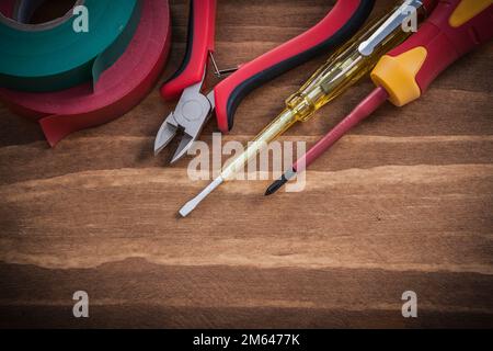 Set aus isolierten Schraubendrehern, Zangen, Isolierband, elektrisches Prüfgerät. Stockfoto