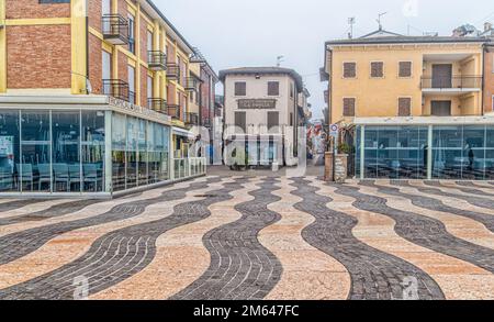 Historisches Zentrum der malerischen Stadt Lazise am Gardasee in der Wintersaison. Lazise, Provinz Verona, Norditalien - Europa Stockfoto