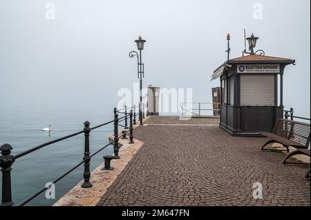 Alter Hafen der kleinen und malerischen Stadt Lazise am Gardasee in der Wintersaison. Lazise, Provinz Verona, Norditalien - Europa Stockfoto