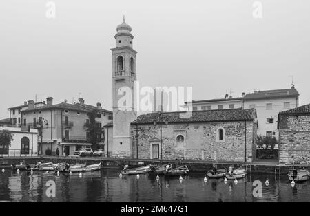 Hafen von Lazise am Gardasee, rechts die Kirche San Nicolò, Lazise, Provinz Verona, Norditalien, Europa, Stockfoto