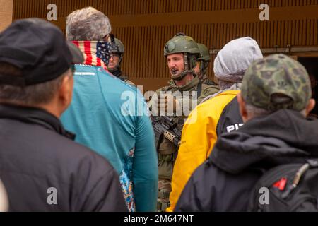 Ein niederländischer Marine mit Marinegeschwader Carib spricht mit simulierten Demonstranten als Trainingstraining für Military Operations in Urban Terrain, Camp Lejeune, N.C., 31. März 2022. Diese Marines führten Trainingsszenarien durch, um ihre Fähigkeiten und Koordination in einem städtischen Umfeld zu verbessern und gleichzeitig zur Interdependenz mit Verbündeten und Partnern beizutragen. Camp Lejeune, niederländische Marines, MOUT, Marine Squadron Carib, Marines, Stockfoto