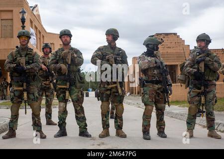 Niederländische Marines mit Marinegeschwader Carib bilden eine Blockade während einer Military Operations in Urban Terrain Training Übung, Camp Lejeune, N.C., 31. März 2022. Diese Marines führten Trainingsszenarien durch, um ihre Fähigkeiten und Koordination in einem städtischen Umfeld zu verbessern und gleichzeitig zur Interdependenz mit Verbündeten und Partnern beizutragen. Camp Lejeune, niederländische Marines, MOUT, Marine Squadron Carib, Marines, Stockfoto