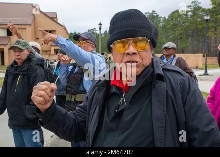 Zivilisten agieren als Demonstranten während einer Trainingsübung für militärische Operationen in städtischem Gelände (MOUT), Camp Lejeune, N.C., 31. März 2022. Diese Zivilisten halfen bei der simulierten Ausbildung für niederländische Marines, die Unruhen kontrollieren. Stockfoto