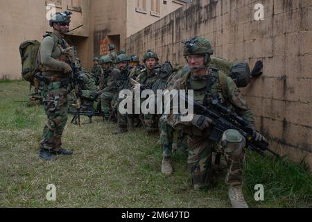 Holländische Marines mit Marinestaffel Carib, Sicherheitsdienst während einer Militäroperation in städtischem Gelände Übungsübung, Camp Lejeune, N.C., 31. März 2022. Diese Marines führten Schulungsszenarien durch, um ihre Fähigkeiten und Koordination in städtischen Umgebungen zu verbessern und gleichzeitig zur Interdependenz mit Verbündeten und Partnern beizutragen. Stockfoto